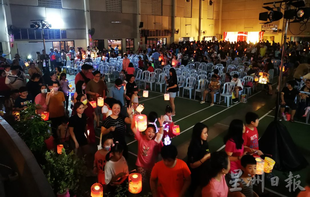 古田会馆中秋晚会下雨 近千人室内游行照样过节