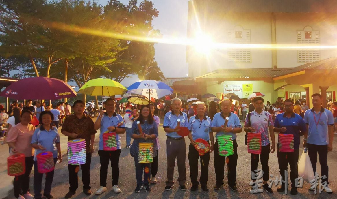 古田会馆中秋晚会下雨 近千人室内游行照样过节
