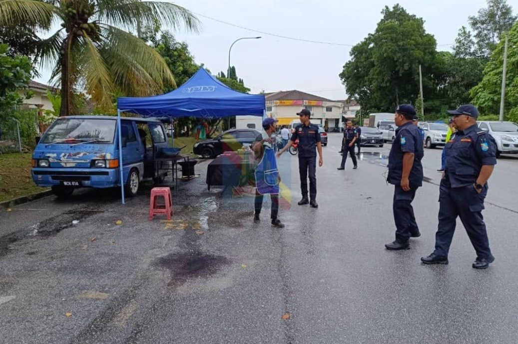 小贩拒迁新地点市议会强制“搬档”