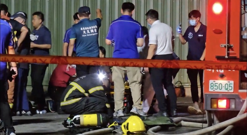 台湾屏东高球厂大火 4消防员殉职逾百人伤