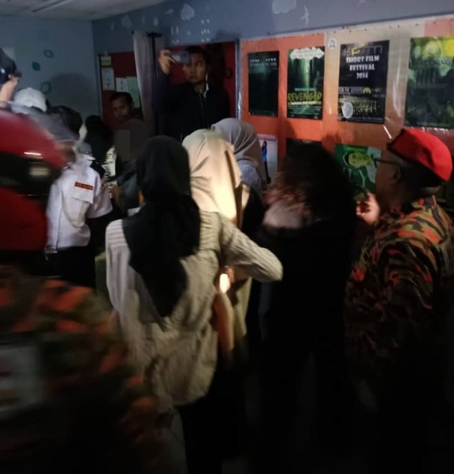 吉灵当一带停电  8学院生受困电梯
