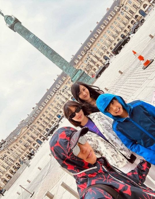 吴尊夫妻巴黎铁塔下亲吻 儿子眼神死表情成亮点