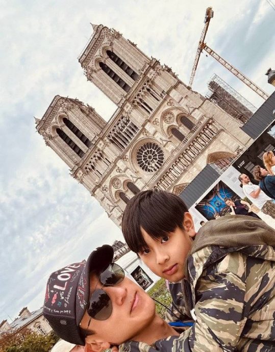 吴尊夫妻巴黎铁塔下亲吻 儿子眼神死表情成亮点