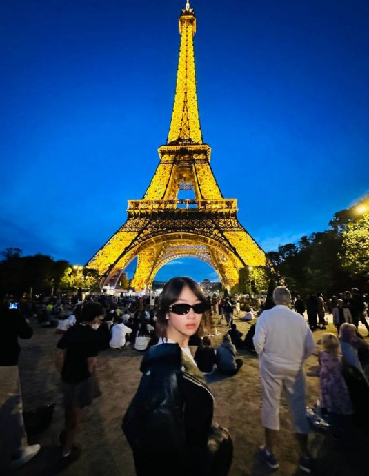 吴尊夫妻巴黎铁塔下亲吻 儿子眼神死表情成亮点