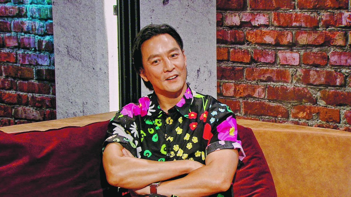 吴彦祖遭爱女揶揄过气明星 “机场没粉丝索签名”