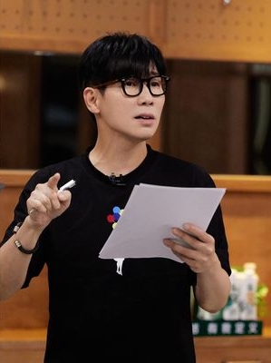 品冠《披荆3》拉伤腿 “含泪退出唱跳圈”