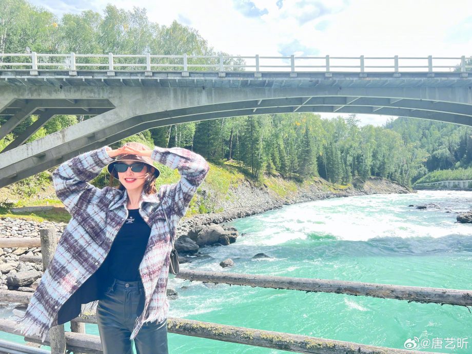  唐艺昕小腹凸起疑怀二胎 幽默回应：看什么肚子