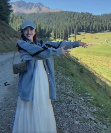  唐艺昕小腹凸起疑怀二胎 幽默回应：看什么肚子