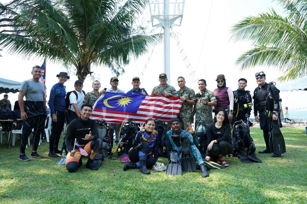 国庆潜水展示爱国情操