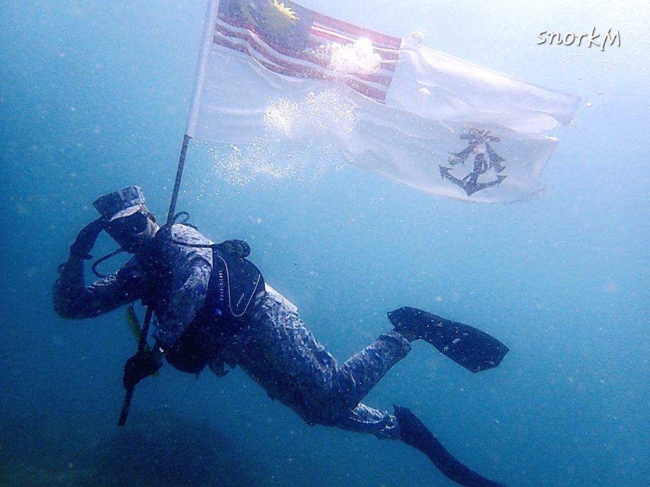 国庆潜水展示爱国情操