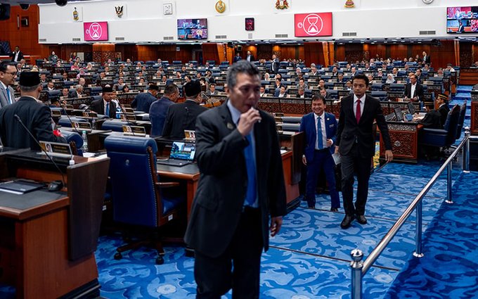 土团议员喊冤没吸电子烟 “烟民坐隔壁我都顶不顺”