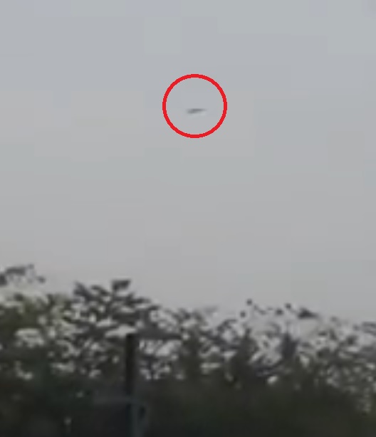 土耳其战机飞行中油箱掉落砸烂3车 目击者尖叫逃跑