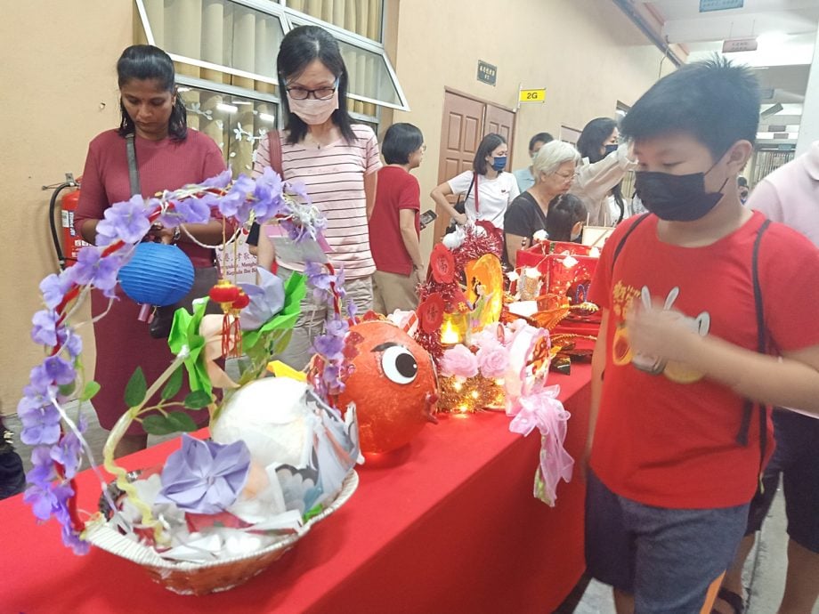培南华小中秋晚会好热闹 华巫印学生和家长穿旗袍汉服赴约  