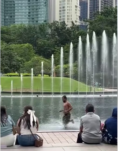 外籍男半裸KLCC戏水 围观民众:快报警