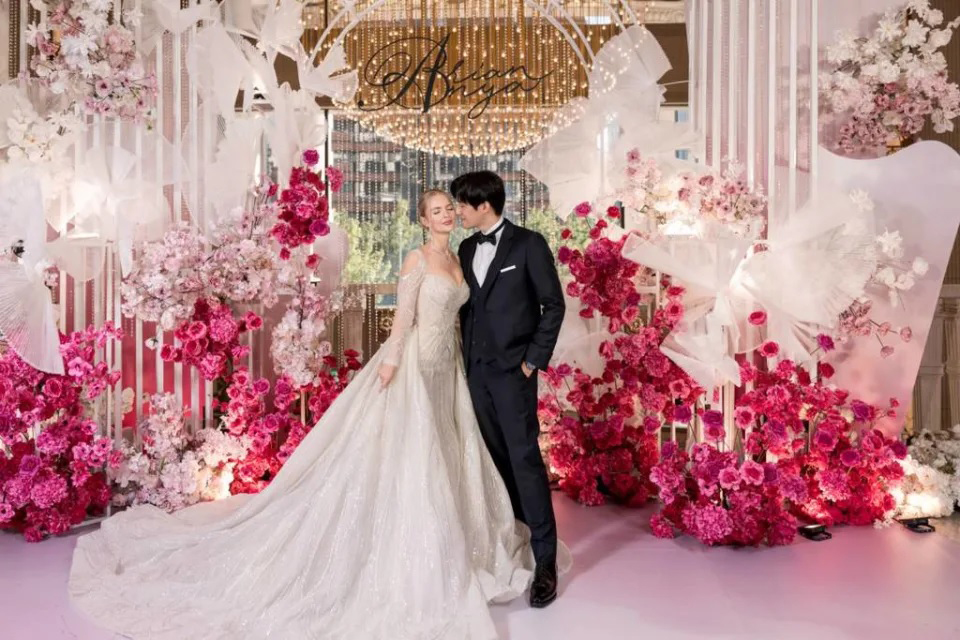 大牙亮丽现身婚宴 乍闻黑人秒弹开