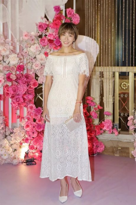 大牙亮丽现身婚宴 乍闻黑人秒弹开