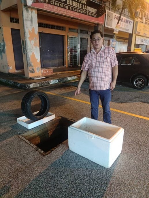 大都会/井盖破裂形成“大路洞”,成了交通安全陷阱!