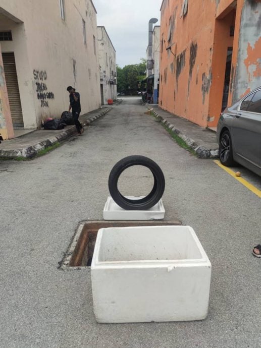 大都会/井盖破裂形成“大路洞”,成了交通安全陷阱!