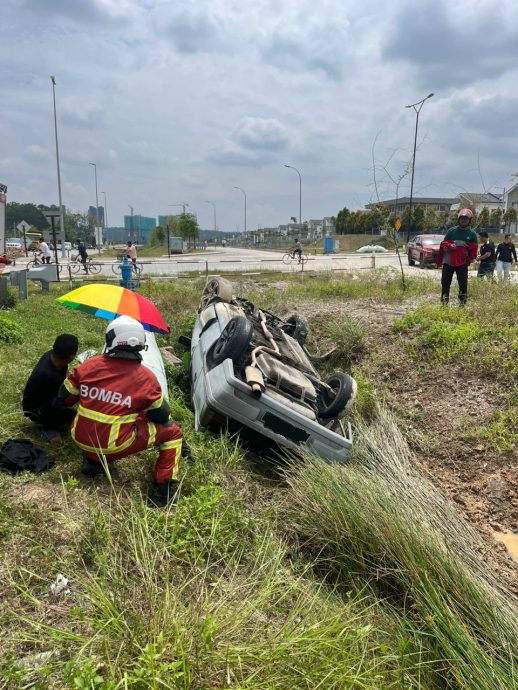 大都会/大叔开车晕眩,导致轿车失控翻车掉沟渠!