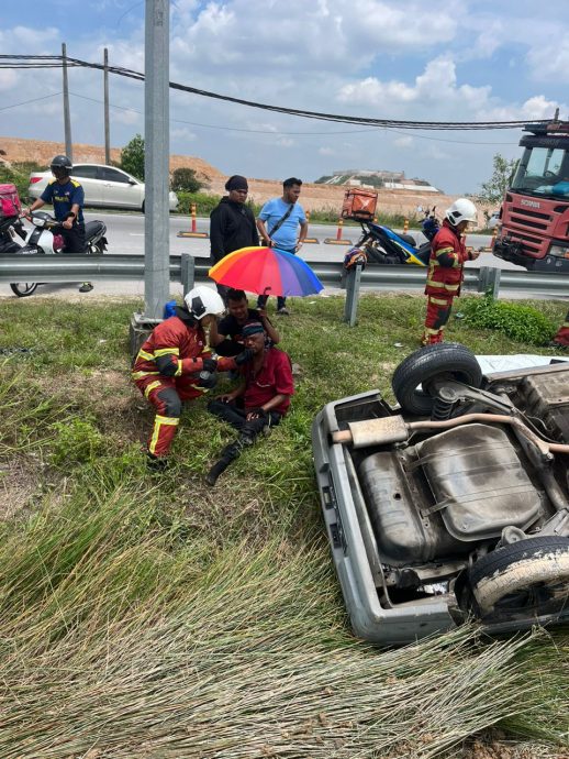 大都会/大叔开车晕眩,导致轿车失控翻车掉沟渠!