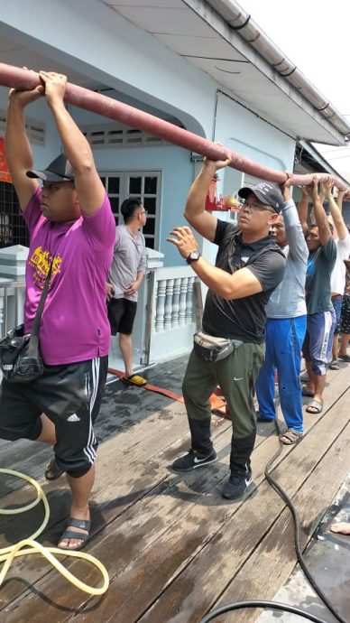 大都会/封面/吉胆岛中秋遭“火魔”来袭，火烧渔船、渔寮和屋子！
