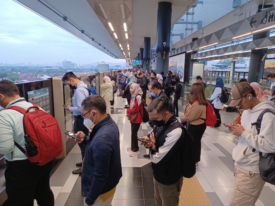 大都会/封面/捷运加影线推出女性专用车厢,要保护女性就得作出牺牲