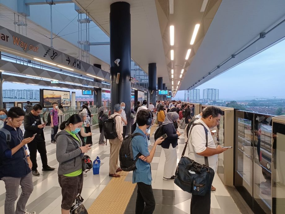 大都会/封面/捷运加影线推出女性专用车厢,要保护女性就得作出牺牲