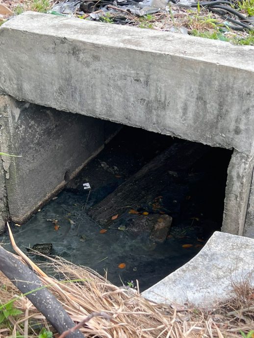 大都会/巴生直落玻璃瑟南邦1路排洪沟损坏