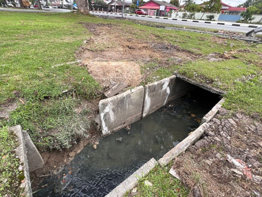 大都会/巴生直落玻璃瑟南邦1路排洪沟损坏