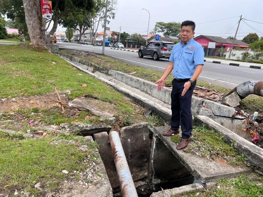 大都会/巴生直落玻璃瑟南邦1路排洪沟损坏