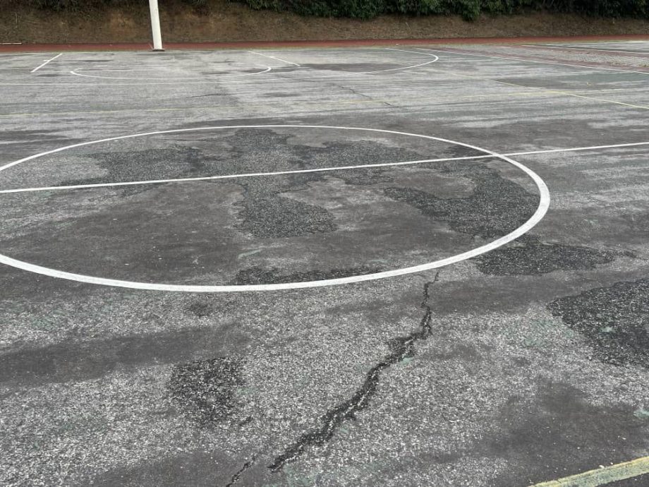 大都会/曾敏凯巡视巴生中华小学 考察修复体育设施拨款项目