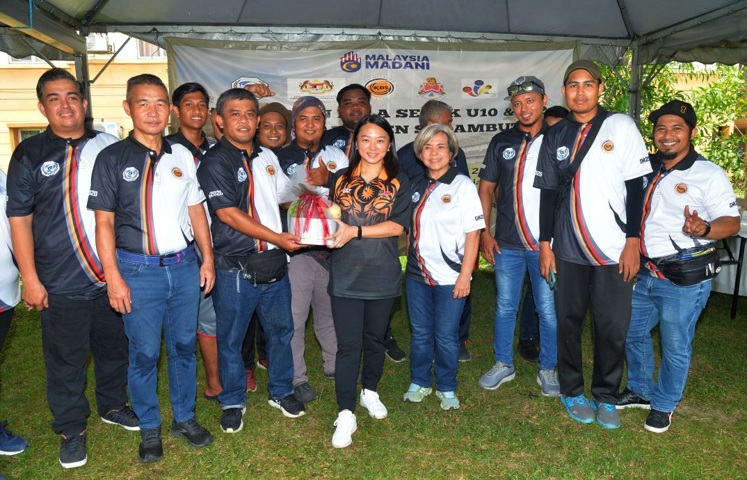 大都会/杨巧双出席主持10岁及12岁以下足球赛/5图