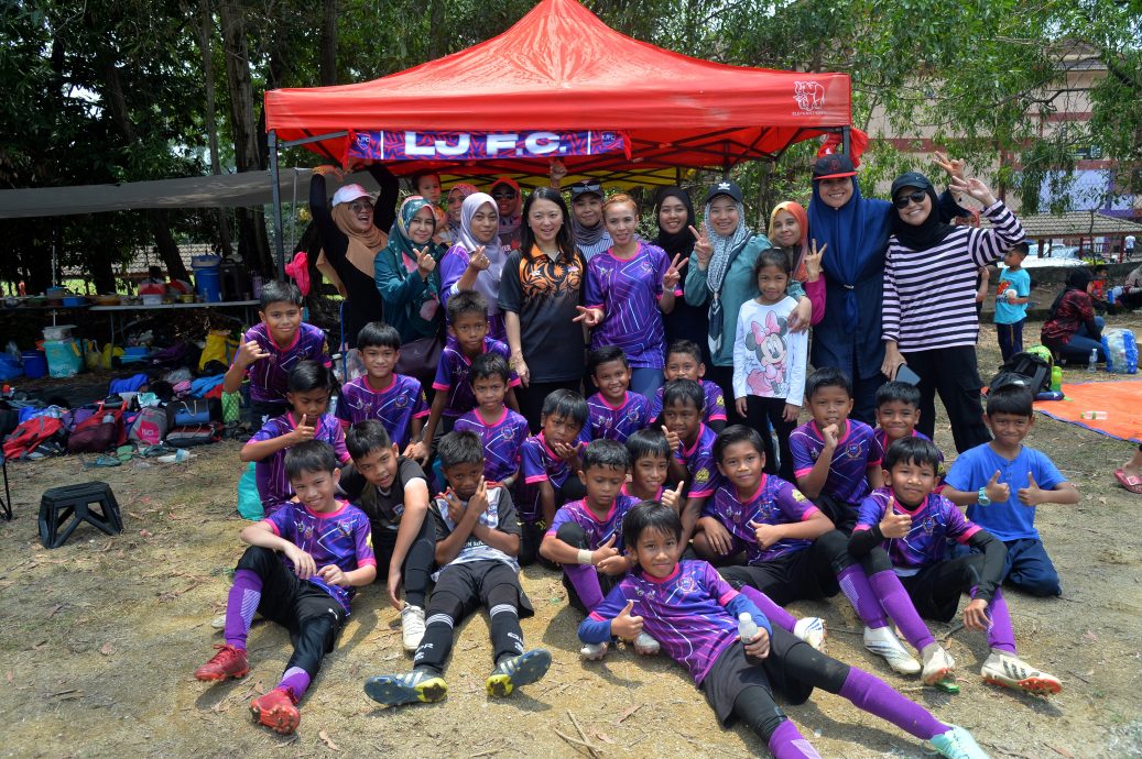 大都会/杨巧双出席主持10岁及12岁以下足球赛/5图