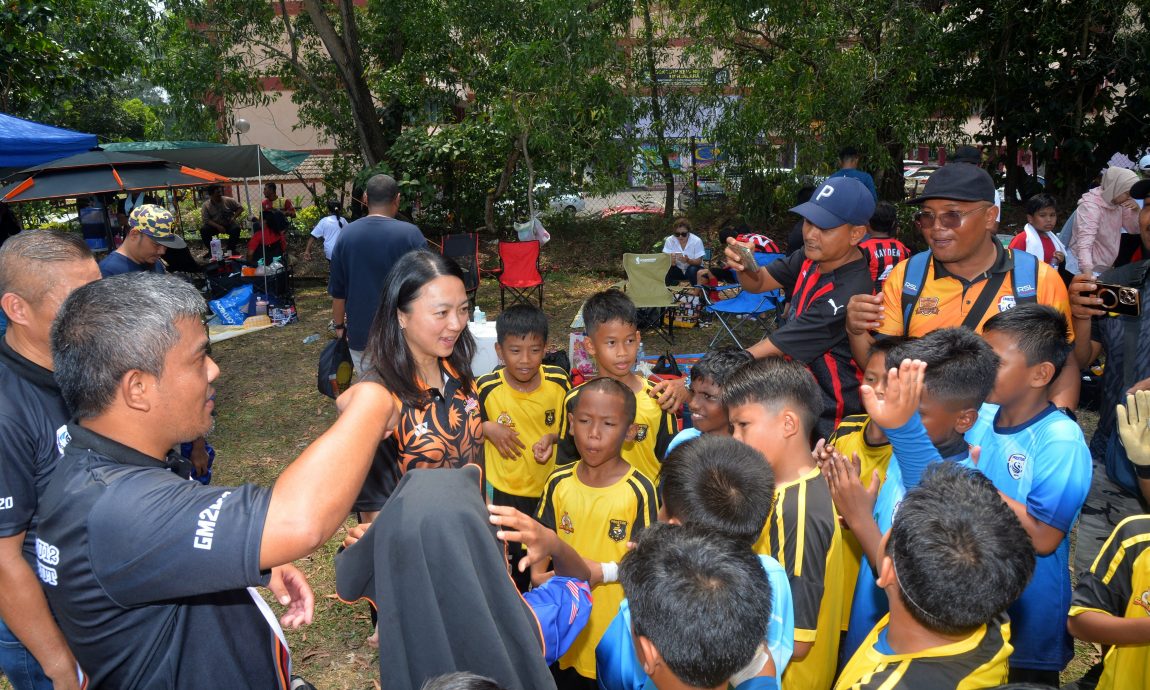 大都会/杨巧双出席主持10岁及12岁以下足球赛/5图