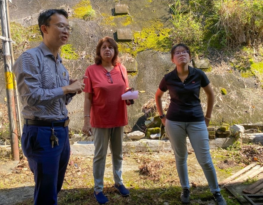 大都会／邻居后巷违建围墙阻逃生道，引屋主不满／3图