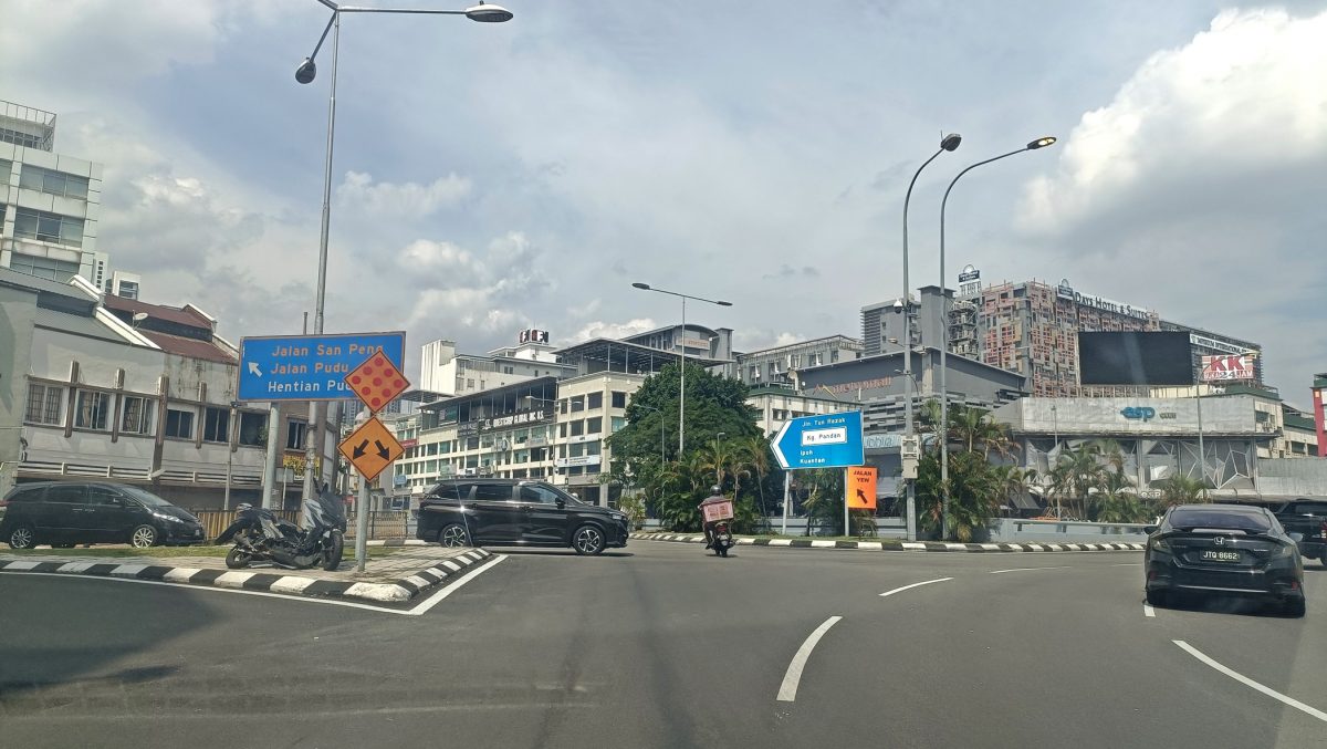 大都会/ME03头/跟进隆市政局封路 放告示牌