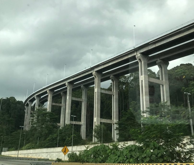 大都会:Rawang Bypass又出意外两警无恙/1图
