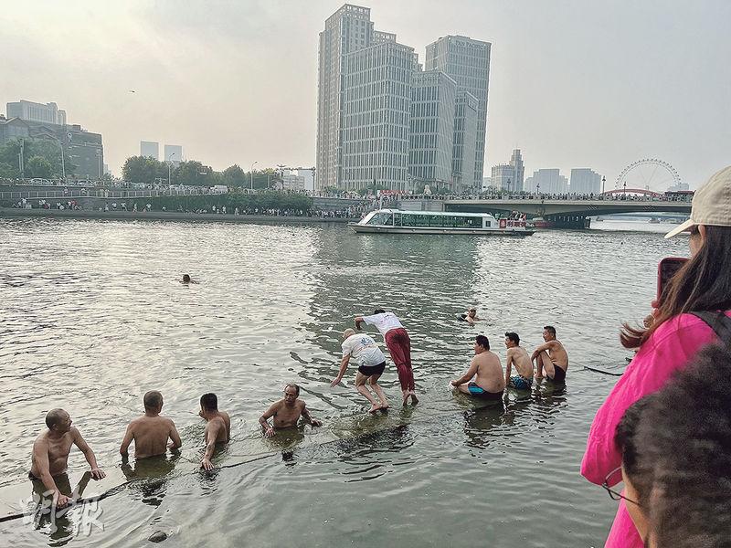 天津跳桥引游客跟风 官方封桥称「需修理」