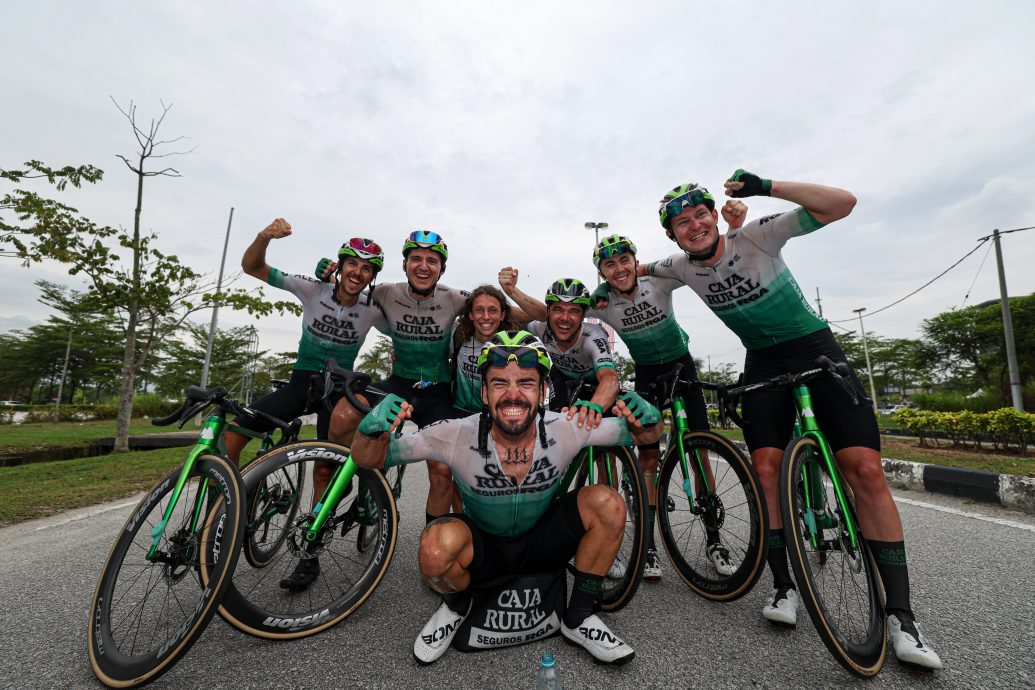 夺得第4赛段冠军的西班牙农村储蓄银行脚车队车手巴波尔(前),与其队友们一同为胜利欢庆。(马新社照片)LE TOUR DE LANGKAWI MALAYSIA 2023:LTDL15_26092023_STAGE4