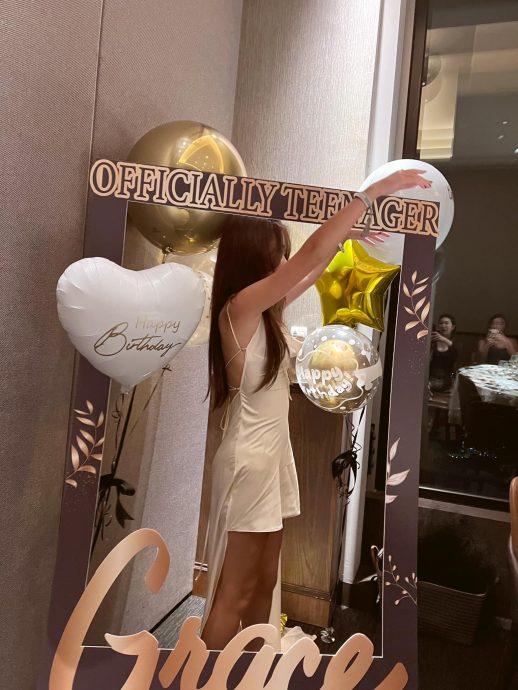 女儿13岁生日露美背 曹格缺席暖喊一句惹泪