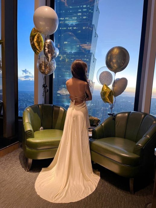 女儿13岁生日露美背 曹格缺席暖喊一句惹泪