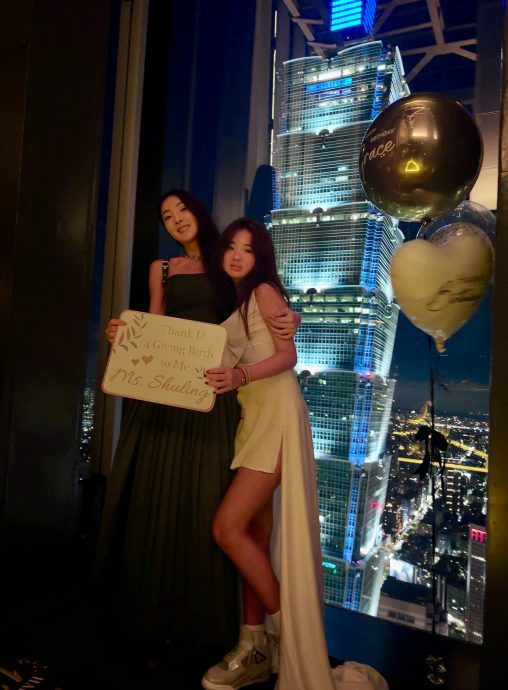 女儿13岁生日露美背 曹格缺席暖喊一句惹泪