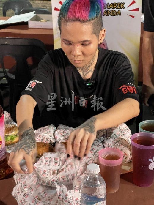 女大胃王2:46吃10汉堡 诺海米主持挑战赛惊呆了