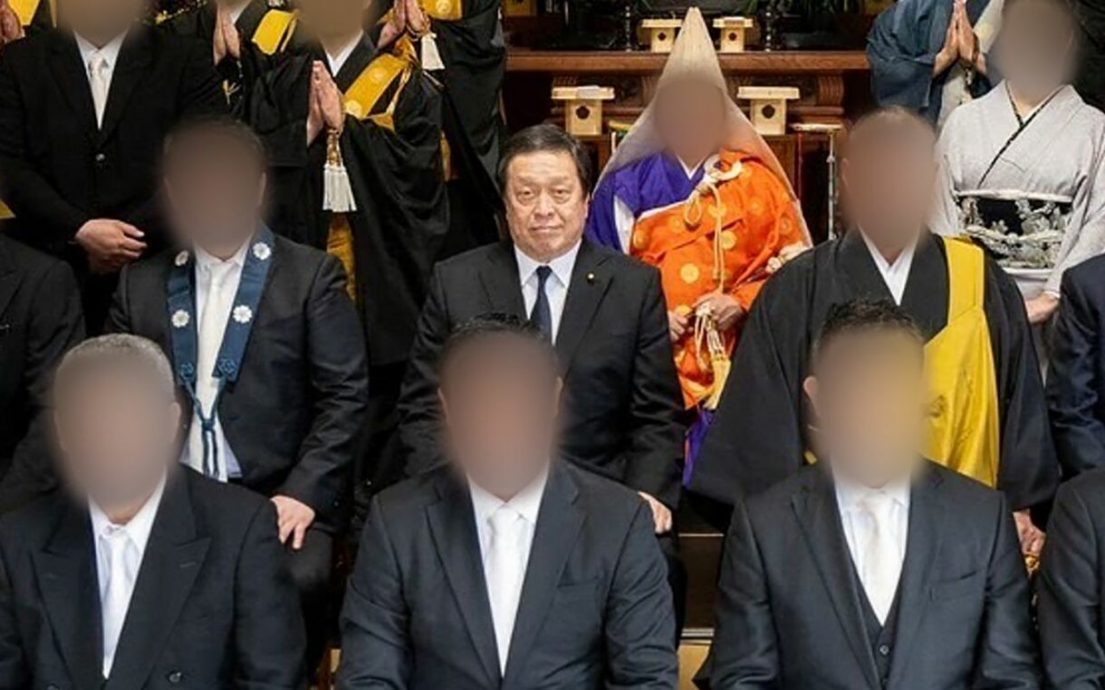 媒体曝光与“黑社会成员”合影,日本防卫相承认并称“反省”