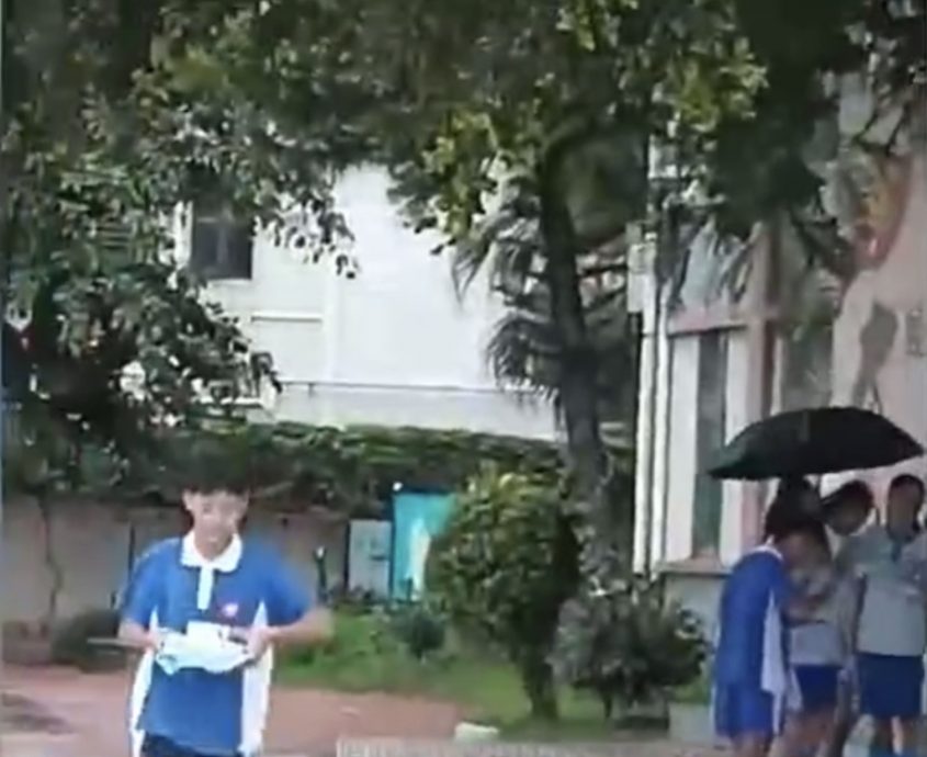 学生拒与学校订饭 被赶出教室淋雨站着吃? 