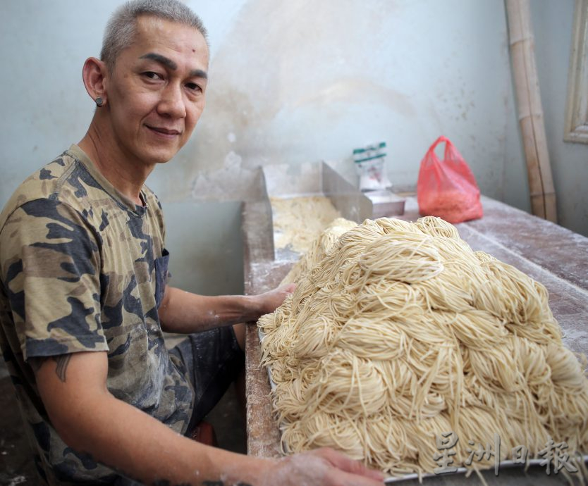 它的诞生 | 烈哥第二代传人沿用古法 木棍压制客家面弹牙