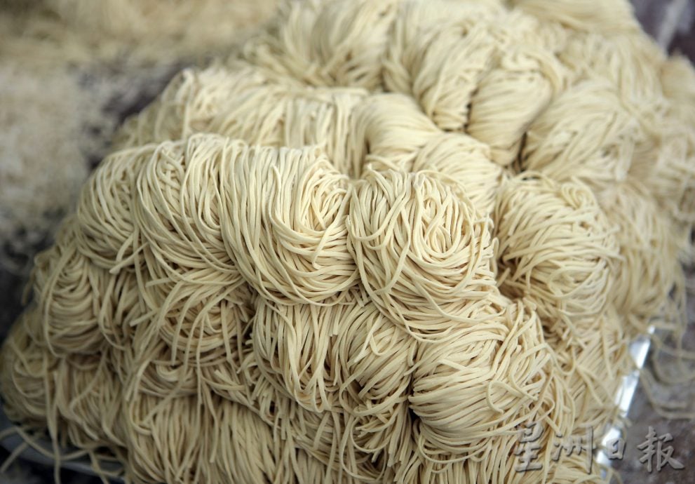它的诞生 | 烈哥第二代传人沿用古法 木棍压制客家面弹牙