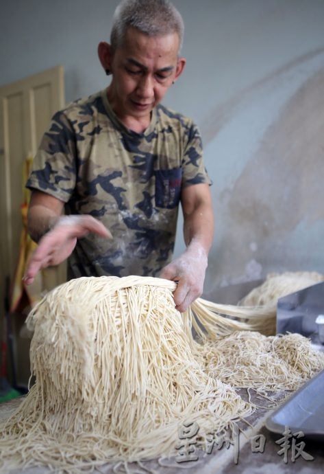 它的诞生 | 烈哥第二代传人沿用古法 木棍压制客家面弹牙