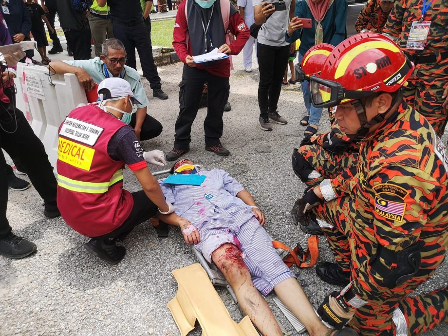 安顺医院爆炸倒塌 模拟演习拯救逼真