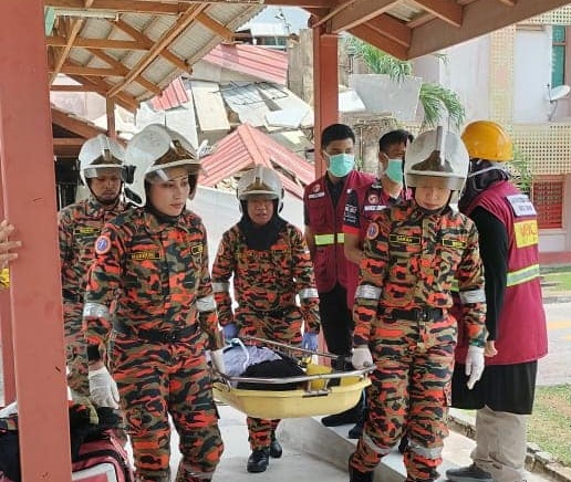 安顺医院爆炸倒塌 模拟演习拯救逼真